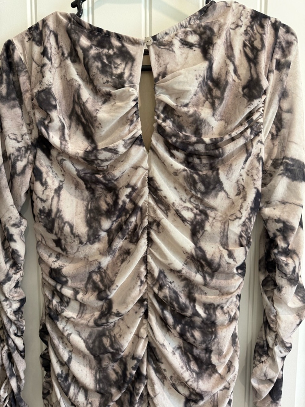 Walter Baker Black & White Marble-Print Ruched Long-Sleeve Midi Dress - Picture 6 of 7